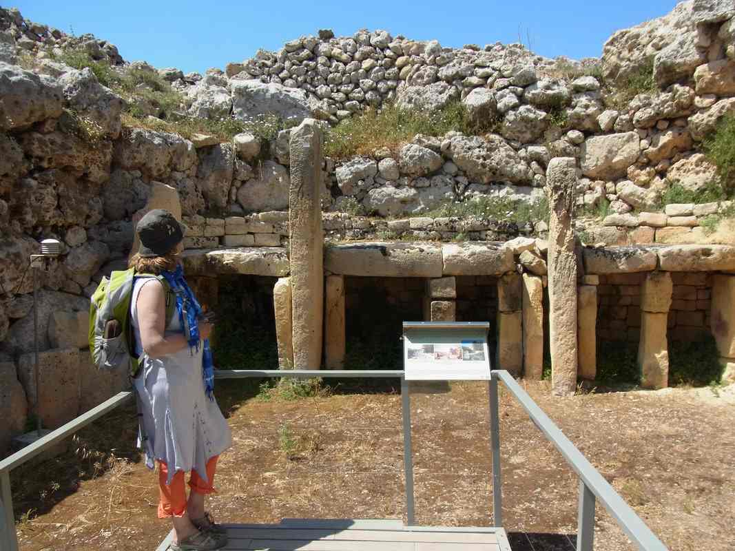 Picture af turister, der besøger templer på Gozo