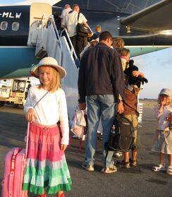Billede af pige på vej op i fly til Malta